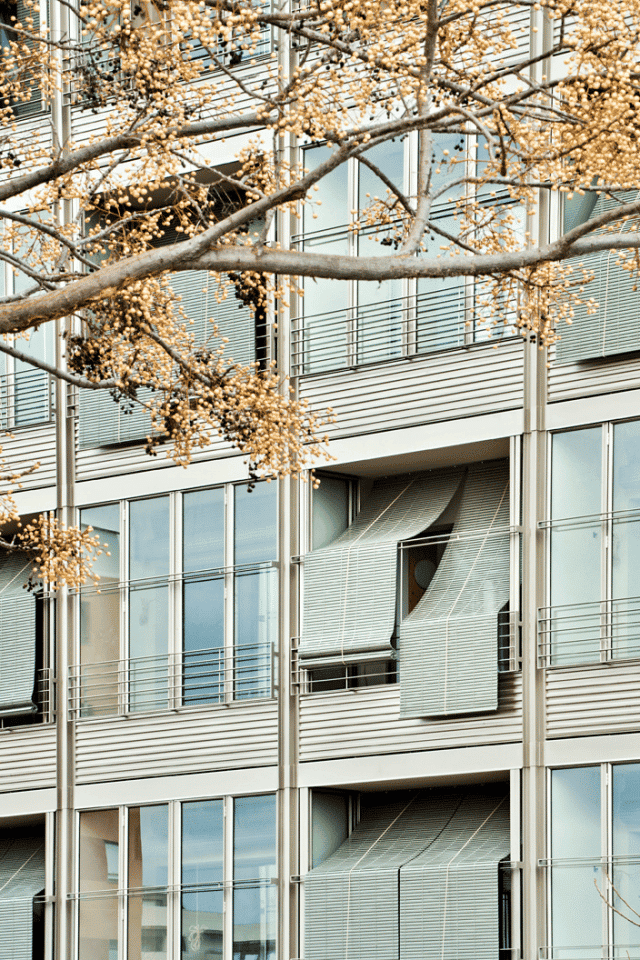 Modelo fachada | Fachada exterior con ventanas Ottima y persianas | Alumilux