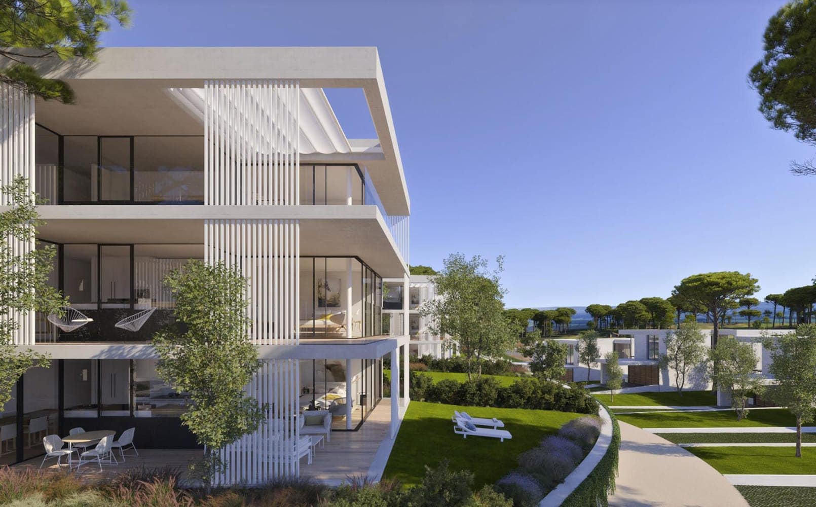 Fachada lateral del edificio de apartamentos equipados con ventanas minimalistas situados en PGA Catalunya | Alumilux