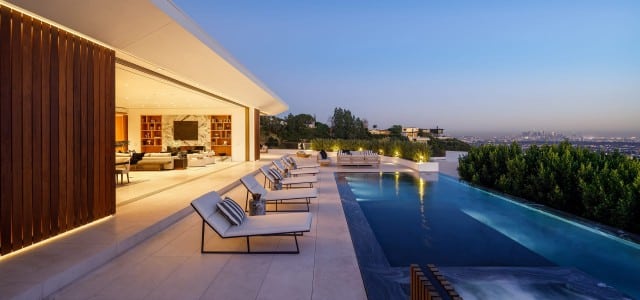Residencia Delvin | Salón con ventanal Ottima completamente abierto a la piscina | XTEN Architecture | Alumilux