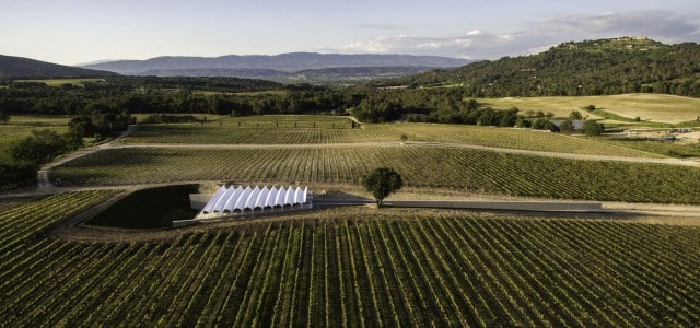 Galería de arte Chateau La Coste | Vista aérea de las viñas donde se ubica el edificio | Renzo Piano | Alumilux