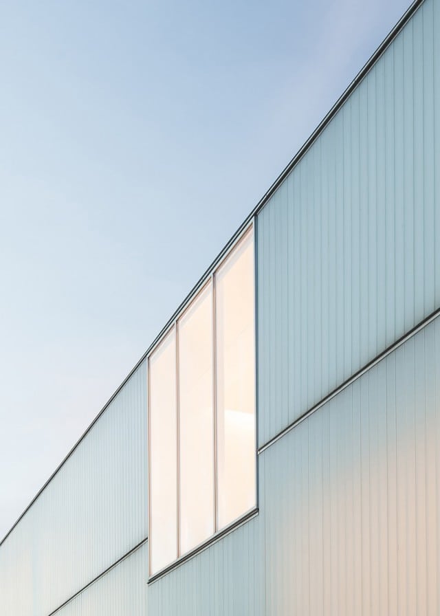 Biblioteca Carles Rahola | Detalle del acristalado U-Glass blanco | Mario Corea Arquitectura | Alumilux