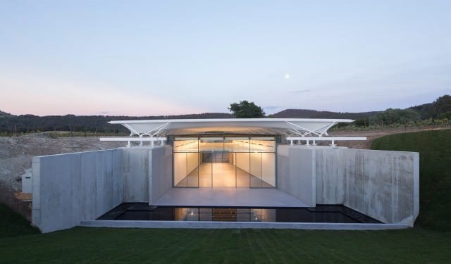 Galería de arte Chateau La Coste | Ventanal Ottima de entrada con muros de contención | Renzo Piano | Alumilux