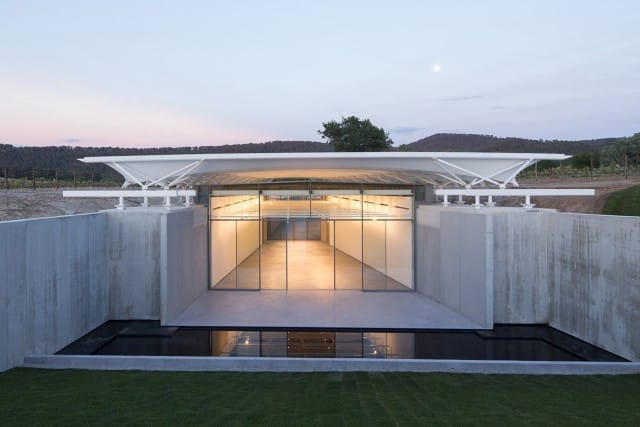 Galería de arte Chateau La Coste | Ventanal Ottima de entrada con muros de contención | Renzo Piano | Alumilux