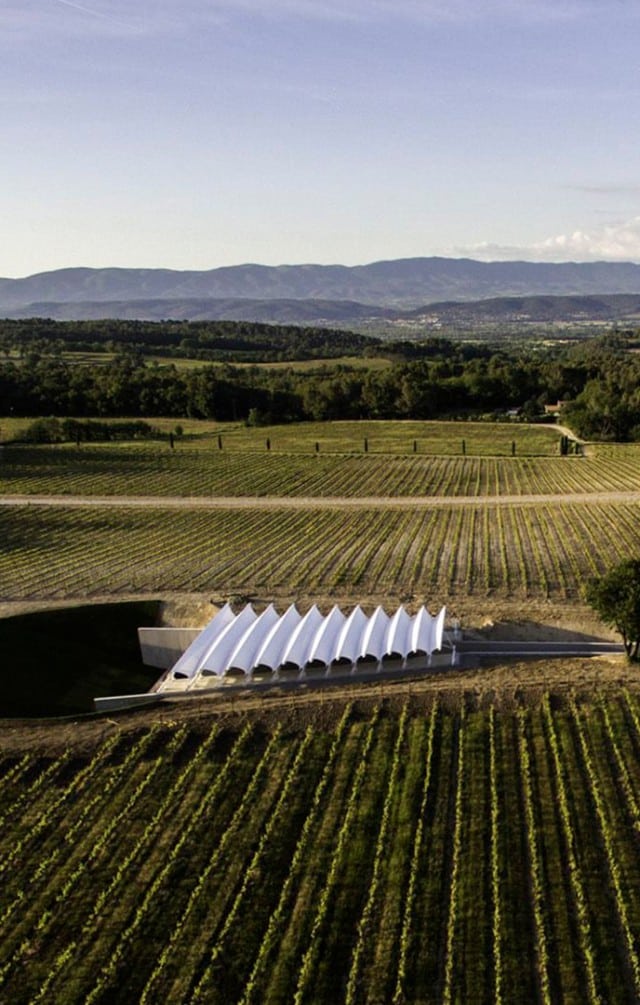 Galería de arte Chateau La Coste | Vista aérea de las viñas donde se ubica el edificio | Renzo Piano | Alumilux