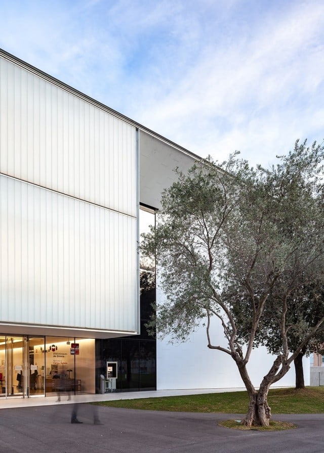 Biblioteca Carles Rahola | Entrada con volumen acristalado U-Glass blanco | Mario Corea Arquitectura | Alumilux