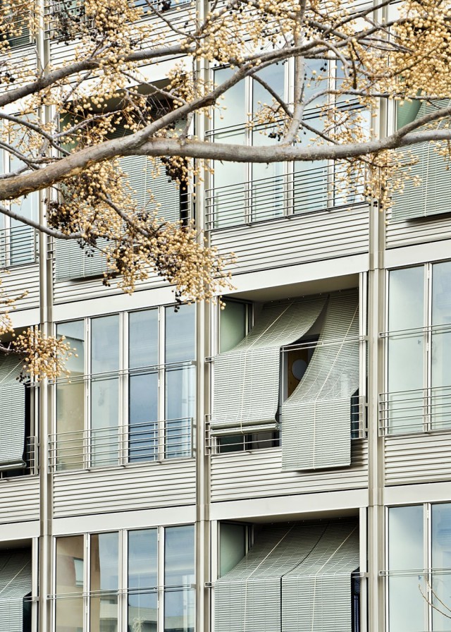 Bloc 6x6 | Detalle de las ventanas Ottima en la fachada principal | Bosch Capdeferro Arquitectes | Alumilux