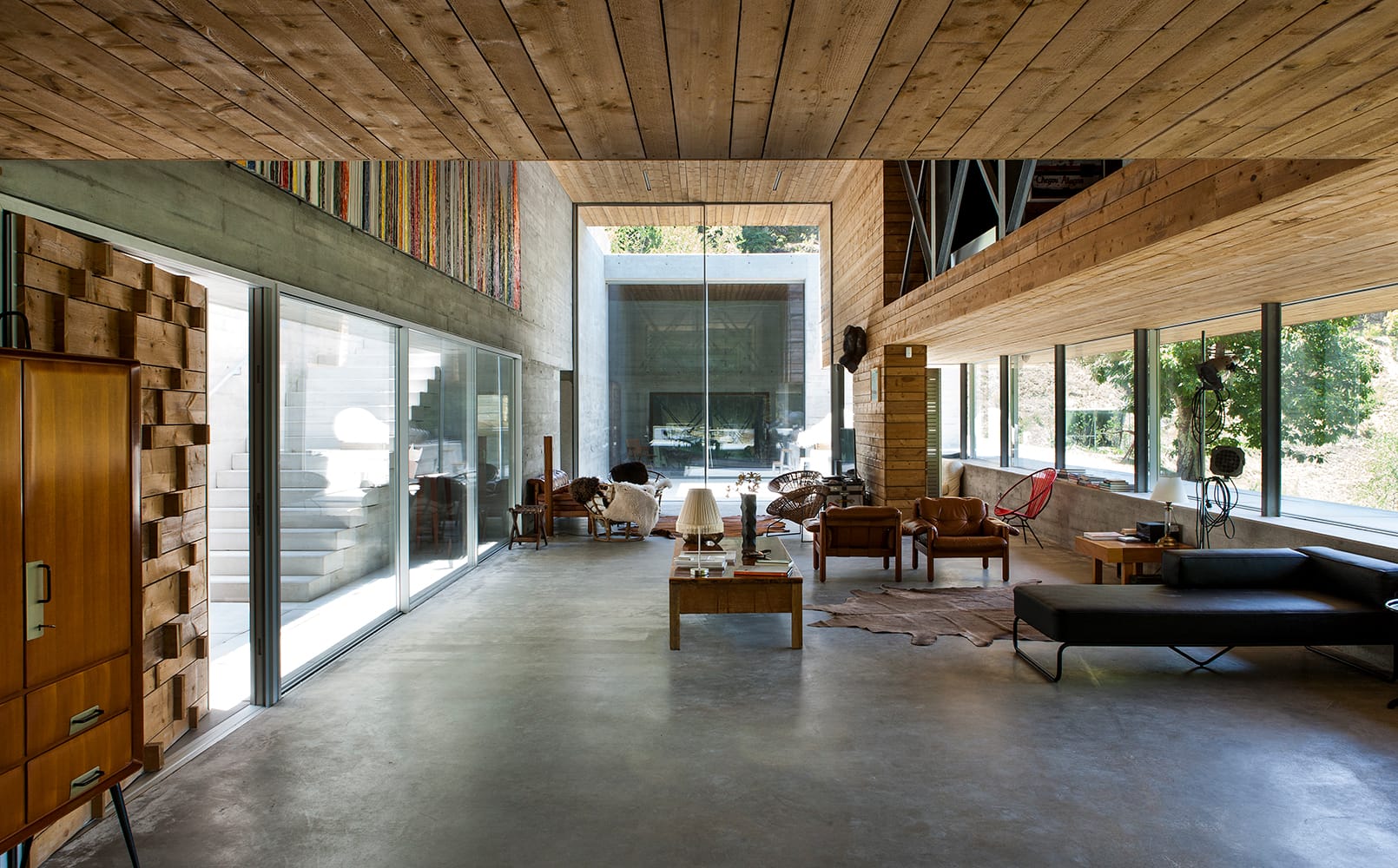 Salón abierto al exterior y decorado con madera y grandes ventanales | Otiima Series en Casa Gerês | Alumilux