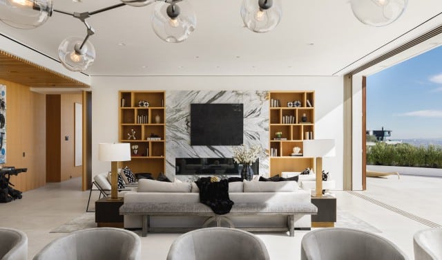 Residencia Delvin | Interior del salón con sofás y televisión | XTEN Architecture | Alumilux