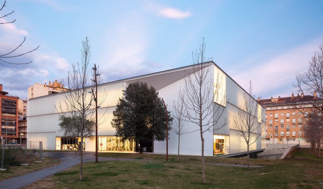 Biblioteca Carles Rahola | Fachada trasera con volúmenes y entrada de luz | Mario Corea Arquitectura | Alumilux