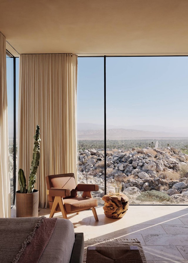 Desert Palisades. Rincón con butaca en el dormitorio principal con ventanal Ottima. Woods + Dangaran | Alumilux