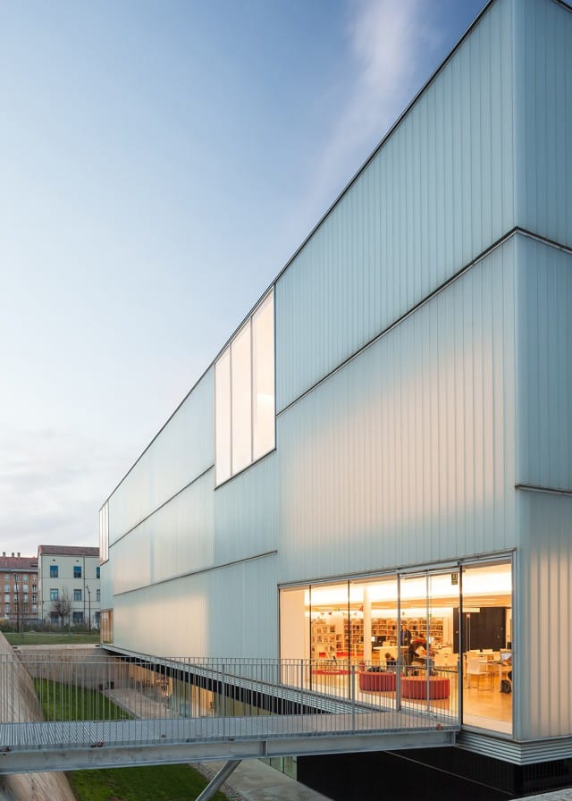 Biblioteca Carles Rahola | Fachada con entrada de cristal hacia la biblioteca | Mario Corea Arquitectura | Alumilux