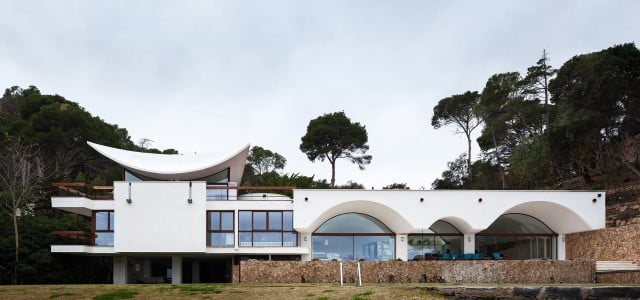 Casa Cruïlles | Vista exterior de la fachada principal | Josep Puig Torné y Antoni Bonet Castellana | Alumilux