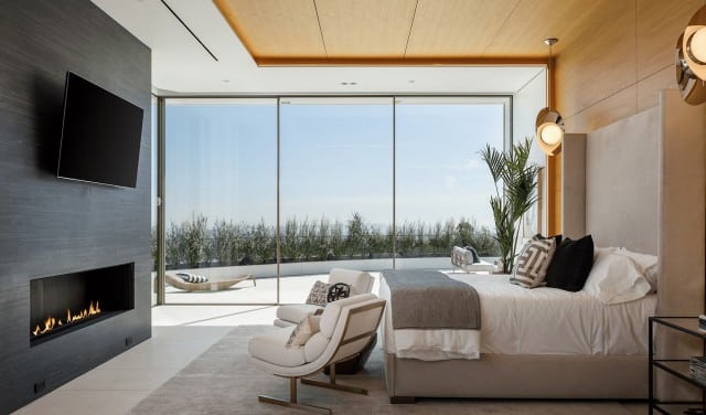 Residencia Delvin | Dormitorio principal con chimenea, televisión y ventanal Ottima | XTEN Architecture | Alumilux