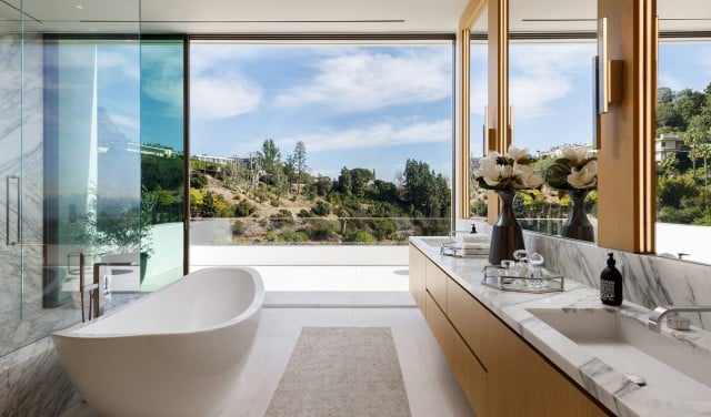 Residencia Delvin | Cuarto de baño con 2 lavamanos, bañera y ducha. Todo exterior | XTEN Architecture | Alumilux