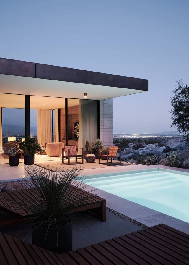 Desert Palisades. Zona de la terraza con butacas y piscina con acceso de escalera. Woods + Dangaran | Alumilux