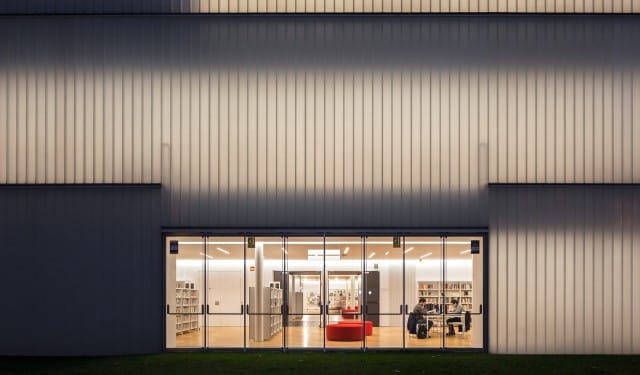 Biblioteca Carles Rahola | Puertas de cristal hacia la zona de estudio y lectura | Mario Corea Arquitectura | Alumilux