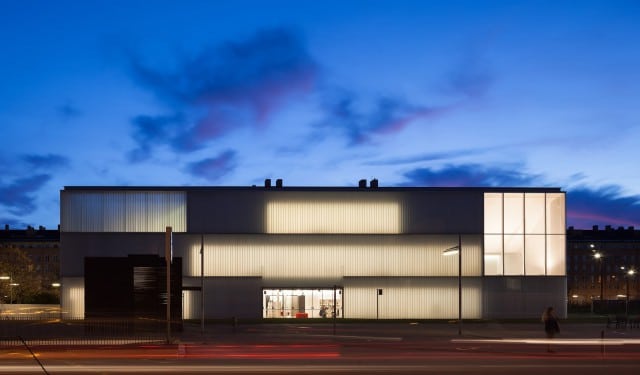 Biblioteca Carles Rahola | Vista nocturna de la fachada principal iluminada | Mario Corea Arquitectura | Alumilux