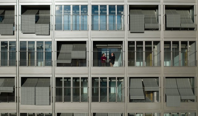 Bloc 6x6 | Detalle de dos personas conversando en uno de los balcones| Bosch Capdeferro Arquitectes | Alumilux