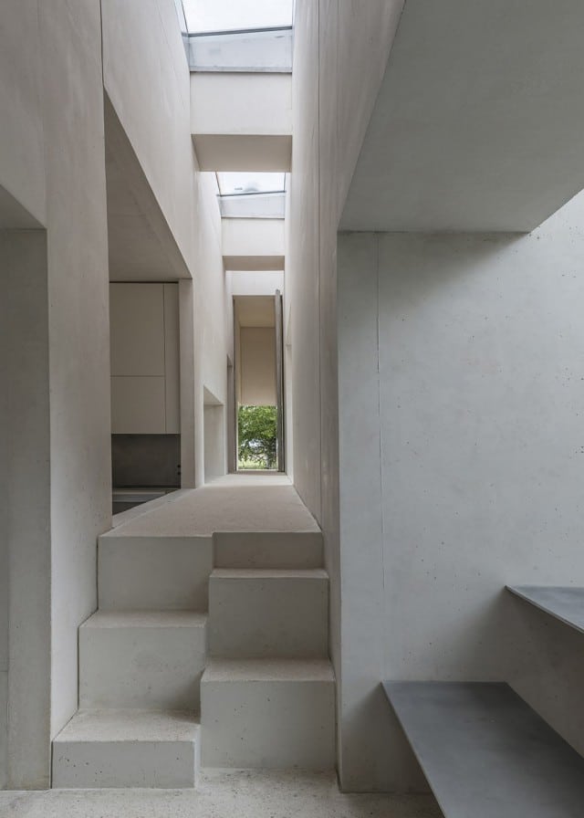 Casa Malecaze. Pasillo con iluminación cenital y escaleras de acceso. RCR Arquitectes | Alumilux