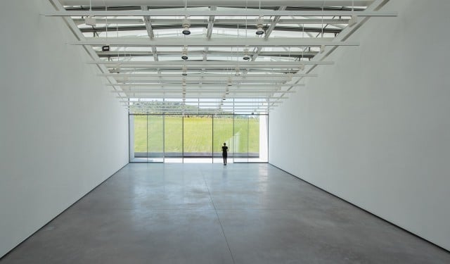 Galería de arte Chateau La Coste | Vista de la sala con ventanal Ottima al fondo | Renzo Piano | Alumilux