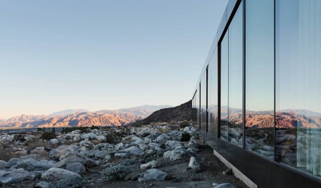 Desert Palisades. Vista exterior con ventanal de esta vivienda ubicada en California. Woods + Dangaran | Alumilux