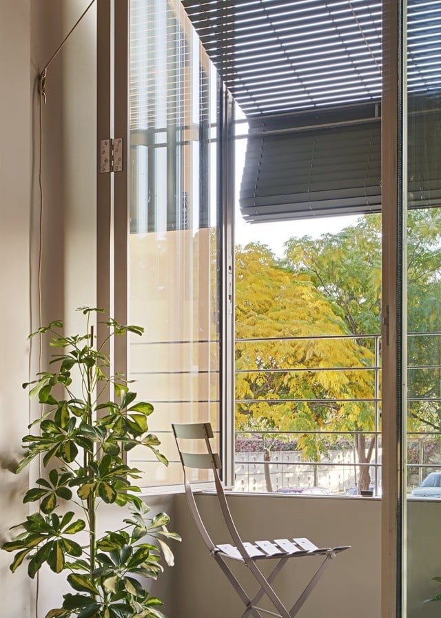 Bloc 6x6 | Silla en una habitación frente a la ventana Ottima | Bosch Capdeferro Arquitectes | Alumilux