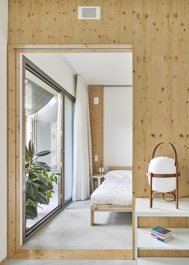 Bloc 6x6 | Dormitorio y balcón de una de las viviendas | Bosch Capdeferro Arquitectes | Alumilux