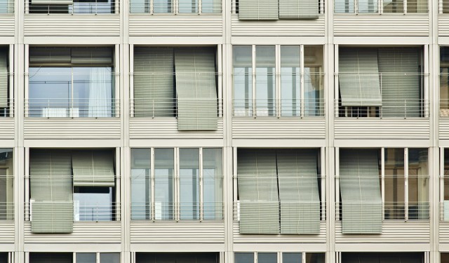 Bloc 6x6 | Detalle de la fachada principal con persianas | Bosch Capdeferro Arquitectes | Alumilux