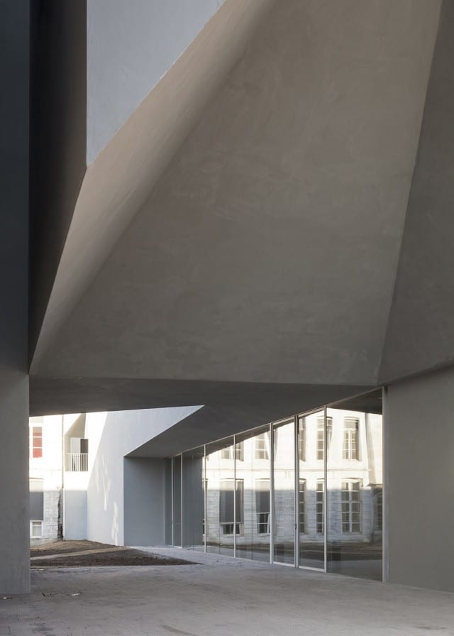 Facultad de Arquitectura en Tournai | Detalle del volumen de hormigón blanco | Aires Mateus | Alumilux