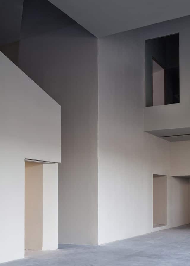 Facultad de Arquitectura en Tournai | Detalle del volumen de hormigón blanco | Aires Mateus | Alumilux