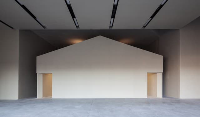 Facultad de Arquitectura en Tournai | Zona interior fabricada en hormigón blanco | Aires Mateus | Alumilux