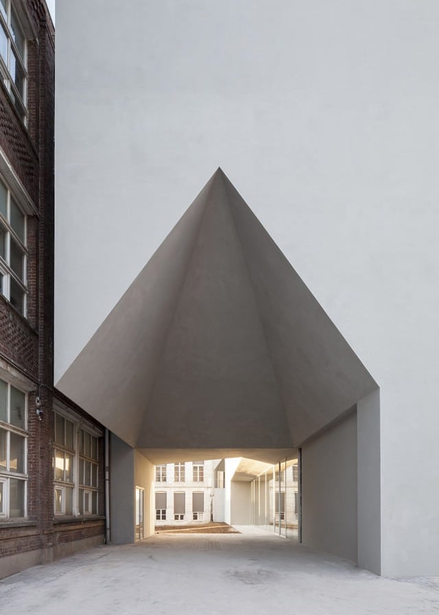 Facultad de Arquitectura en Tournai | Interior de la manzana con edificios industriales | Aires Mateus | Alumilux