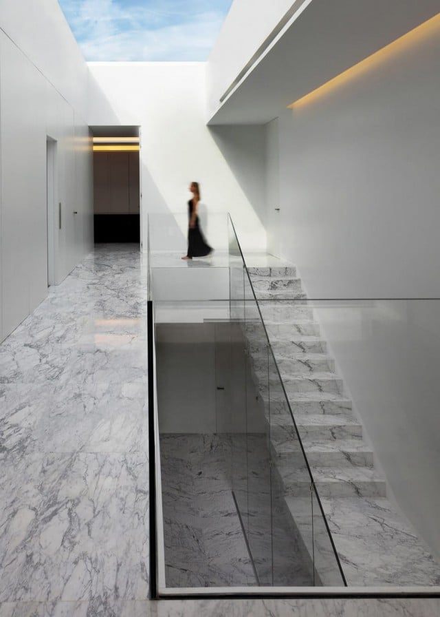 Casa de Aluminio | Escalera hacia la planta superior con barandilla de cristal | Fran Silvestre Arquitectos | Alumilux