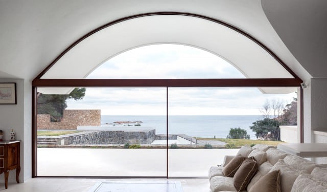 Casa Cruïlles | Ventanal Ottima del salón con vistas al mar | Josep Puig Torné y Antoni Bonet Castellana | Alumilux
