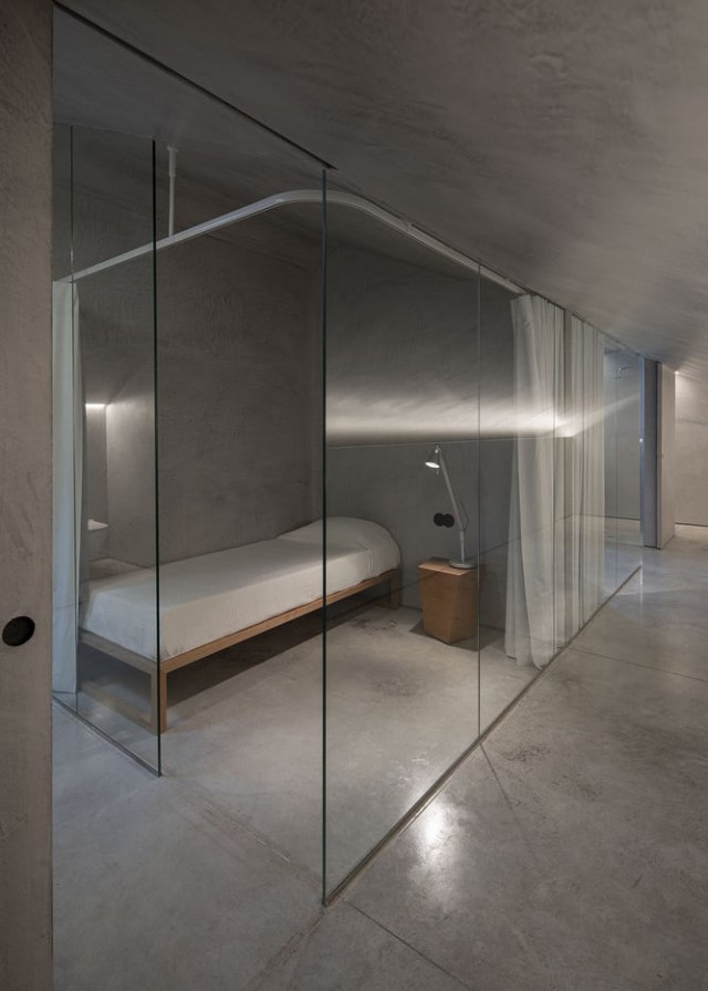 Casa en Caniçada. Dormitorio con paredes de cristal. Carvalho Araújo | Alumilux