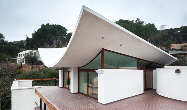 Casa Cruïlles | Terraza superior con techo curvo | Josep Puig Torné y Antoni Bonet Castellana | Alumilux