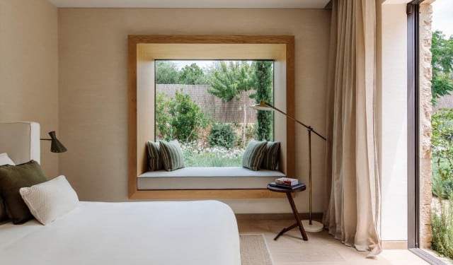 C4 Sabina Ibiza. Cala Tarida | Dormitorio con ventana Ottima hacia el jardín | Jordi Carreño - Estudio Vila 13 | Alumilux