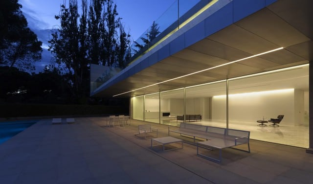 Casa de Aluminio | Fachada trasera con ventanal Ottima iluminado | Fran Silvestre Arquitectos | Alumilux