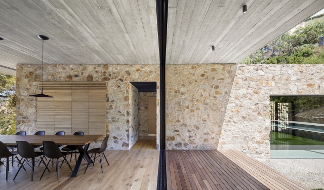 Casa 1510. Los materiales utilizados combinan el hormigón y el vidrio. NordEst Arquitectura | Alumilux