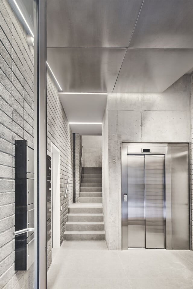 Valldonzelles 54 | Escalera interior de acceso y ascensor | Barber Renteria Arquitectes | Alumilux