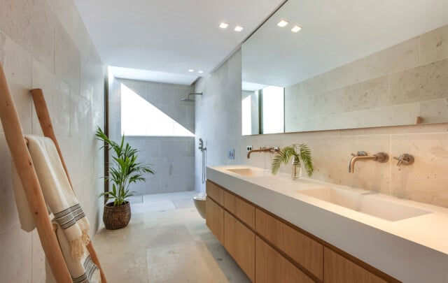 Los Almendros | Cuarto de baño con dos lavamanos, grifería dorada y ducha integrada | Romano Arquitectos | Alumilux