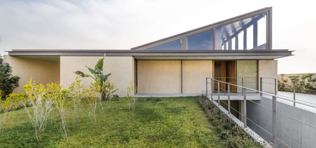 House in Miramar | Fachada trasera con jardín vista desde el exterior | João Paulo Loureiro | Alumilux