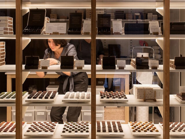 Hotel Casa Cacao | Variedad de bombones a la venta con dependienta | cAllís mArès arquitectes | Alumilux