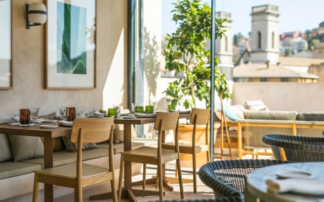 Hotel Casa Cacao | Zona interior de la terraza con ventanas Ottima y con vistas sobre Girona | cAllís mArès arquitectes