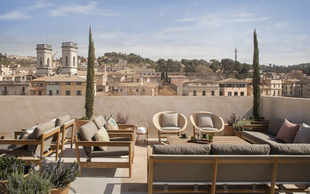Hotel Casa Cacao | Terraza exterior con butacas para relax y vistas sobre Girona | cAllís mArès arquitectes | Alumilux