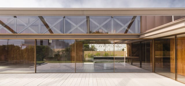 House in Miramar | Fachada principal luminosa formada por ventanas Ottima | João Paulo Loureiro | Alumilux
