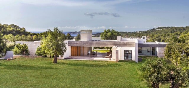 Los Almendros | Vista general y aérea de la casa con vegetación y el mar al fondo | Romano Arquitectos | Alumilux