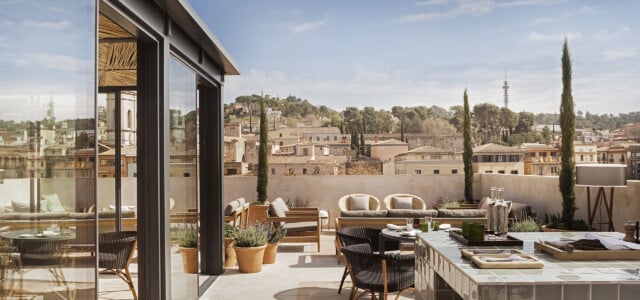 Hotel Casa Cacao | Terraza para clientes con vistas sobre la ciudad de Girona | cAllís mArès arquitectes | Alumilux