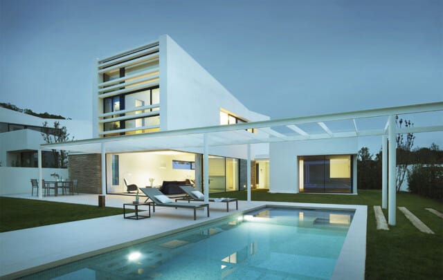 La Pineda | Vista exterior y nocturna de la fachada trasera con la piscina | Jaime Prous Architects | Alumilux