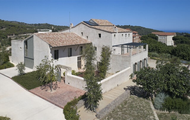 Can Torredà | Vista aérea y exterior de la casa a plena luz del día | Damian Ribas | Alumilux